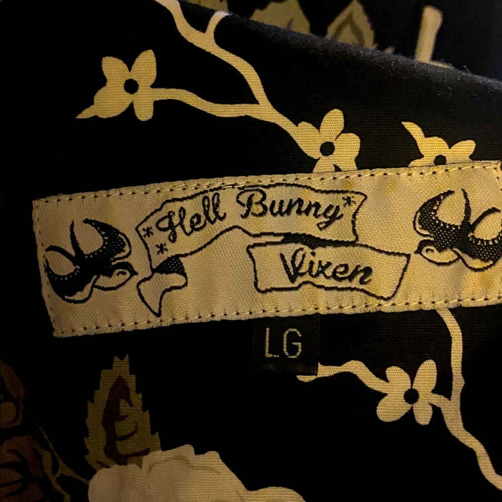 Hell Bunny Vixen's Natalia Rose Retro Rockabilly Swing Dress in Black/White.
L - Picture 6 of 7